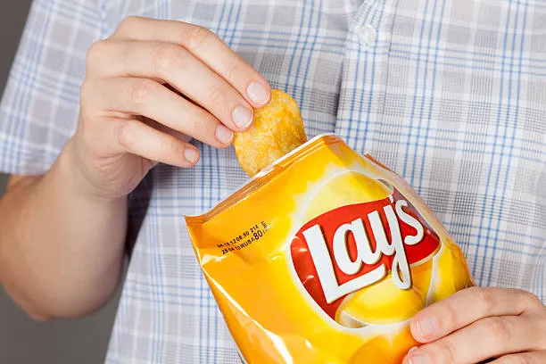 Эксперты назвали лучшие вкусы чипсов Lays. Они появились в России в 2024 году
