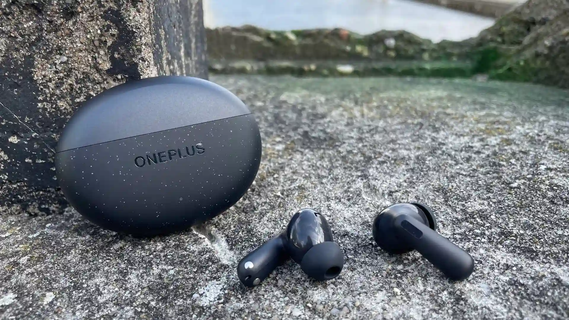 Эти OnePlus — лучшие бюджетные наушники на рынке. У них отличный звук, мощное шумоподавление и бешеная автономность 