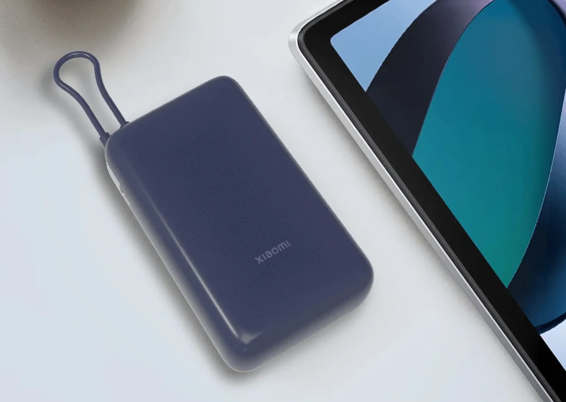 Xiaomi выпустила пауэрбанк со встроенным проводом. Это продуманная и мощная батарея