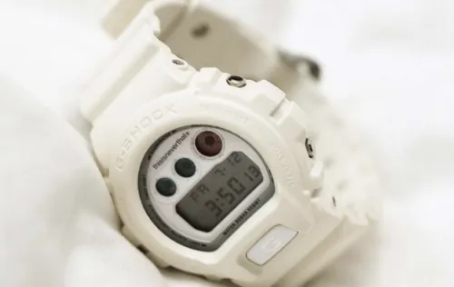 Casio перевыпустила культовые часы DW-6900. 30 лет назад они получили уникальную подсветку