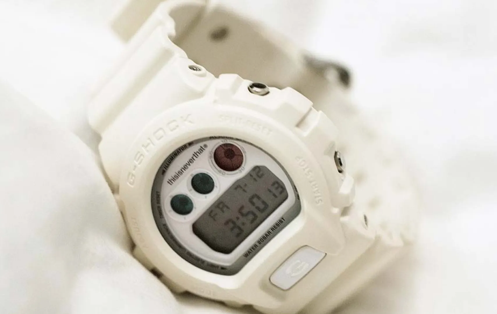 Casio перевыпустила культовые часы DW-6900. 30 лет назад они получили уникальную подсветку
