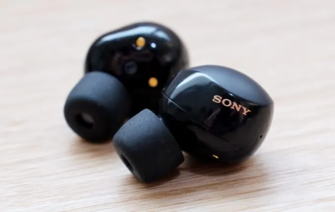 Флагманские наушники Sony внезапно подешевели на Маркете. Они уделывают даже AirPods Pro 2 