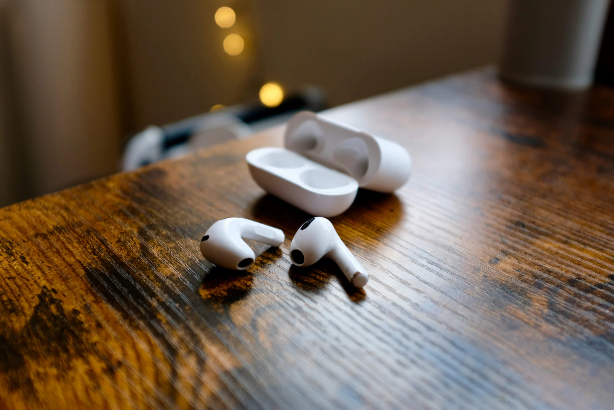 AirPods 4 – один из лучших подарков на Новый год. У них есть несколько преимуществ перед Pro 2