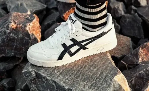 Кроссовки от Asics получили грандиозные скидки. Распродажа скоро закончится