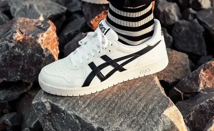 Кроссовки от Asics получили грандиозные скидки. Распродажа скоро закончится