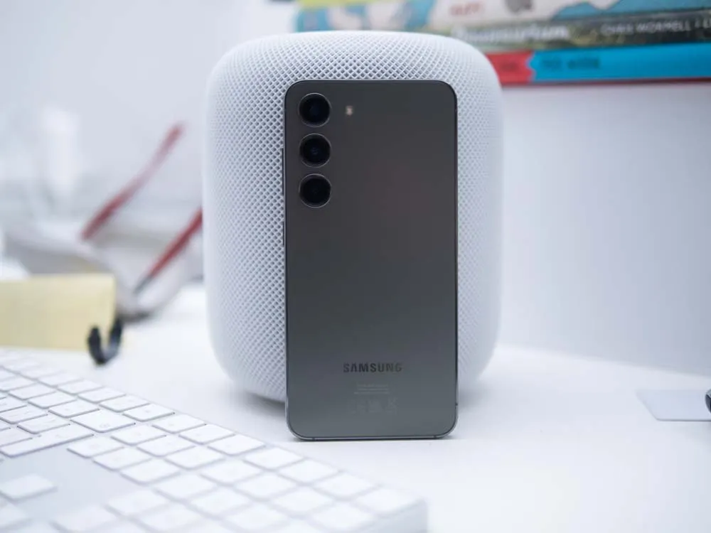 Этот Samsung Galaxy можно смело брать и в начале 2025 года. У него компактные габариты, крутое железо и навороченные камеры