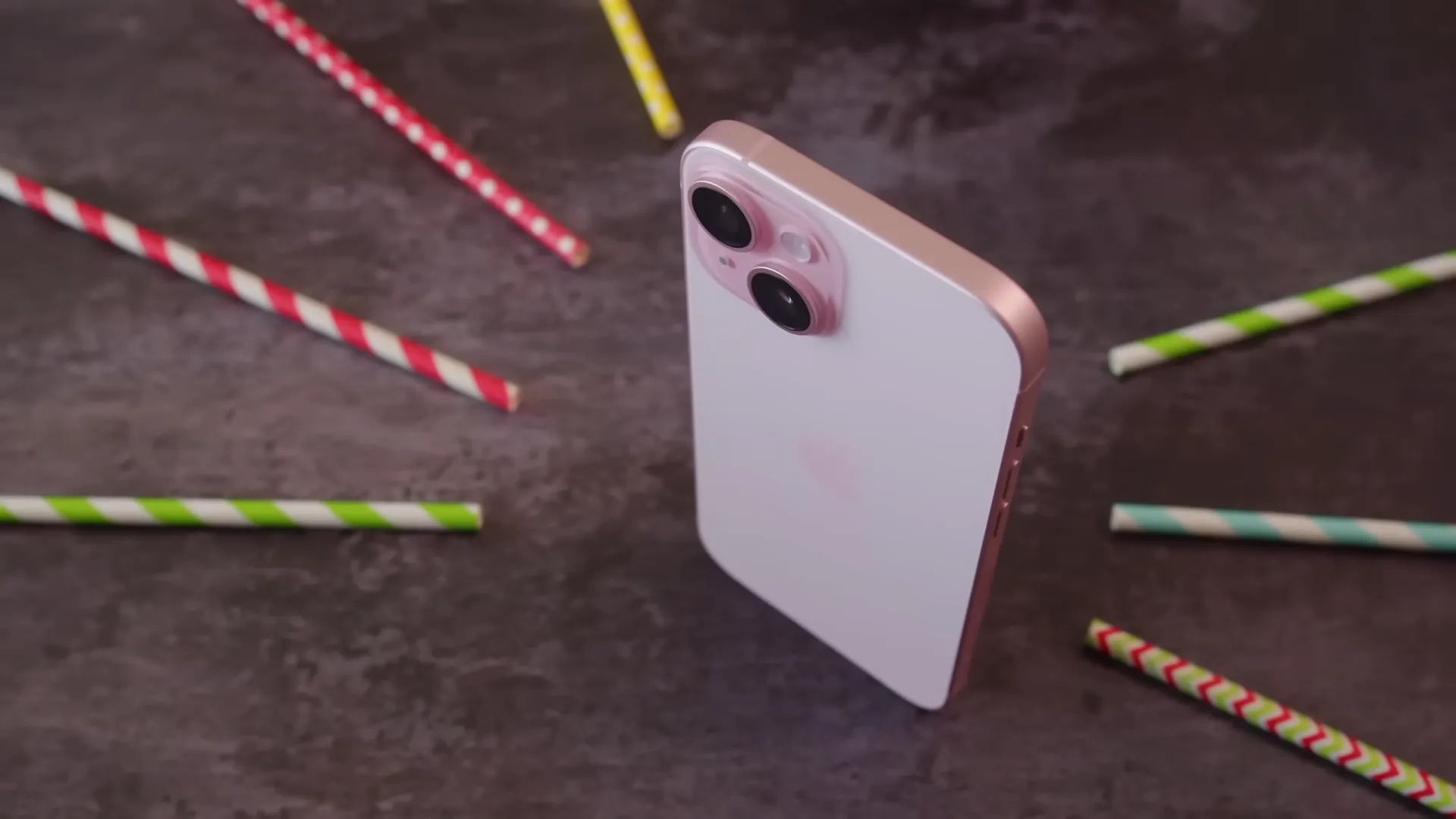 Стоит ли брать iPhone 15 в 2025 году? Базовый смартфон Apple подешевел в России