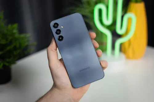 «Отличный аппарат». Главный бюджетный хит Samsung сливают за бесценок