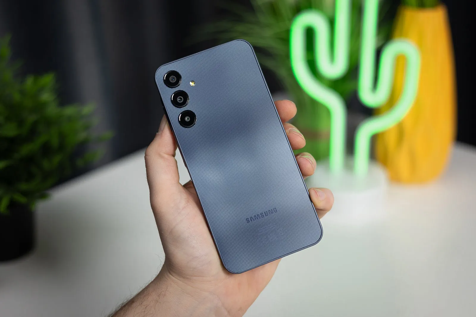 «Отличный аппарат». Главный бюджетный хит Samsung сливают за бесценок