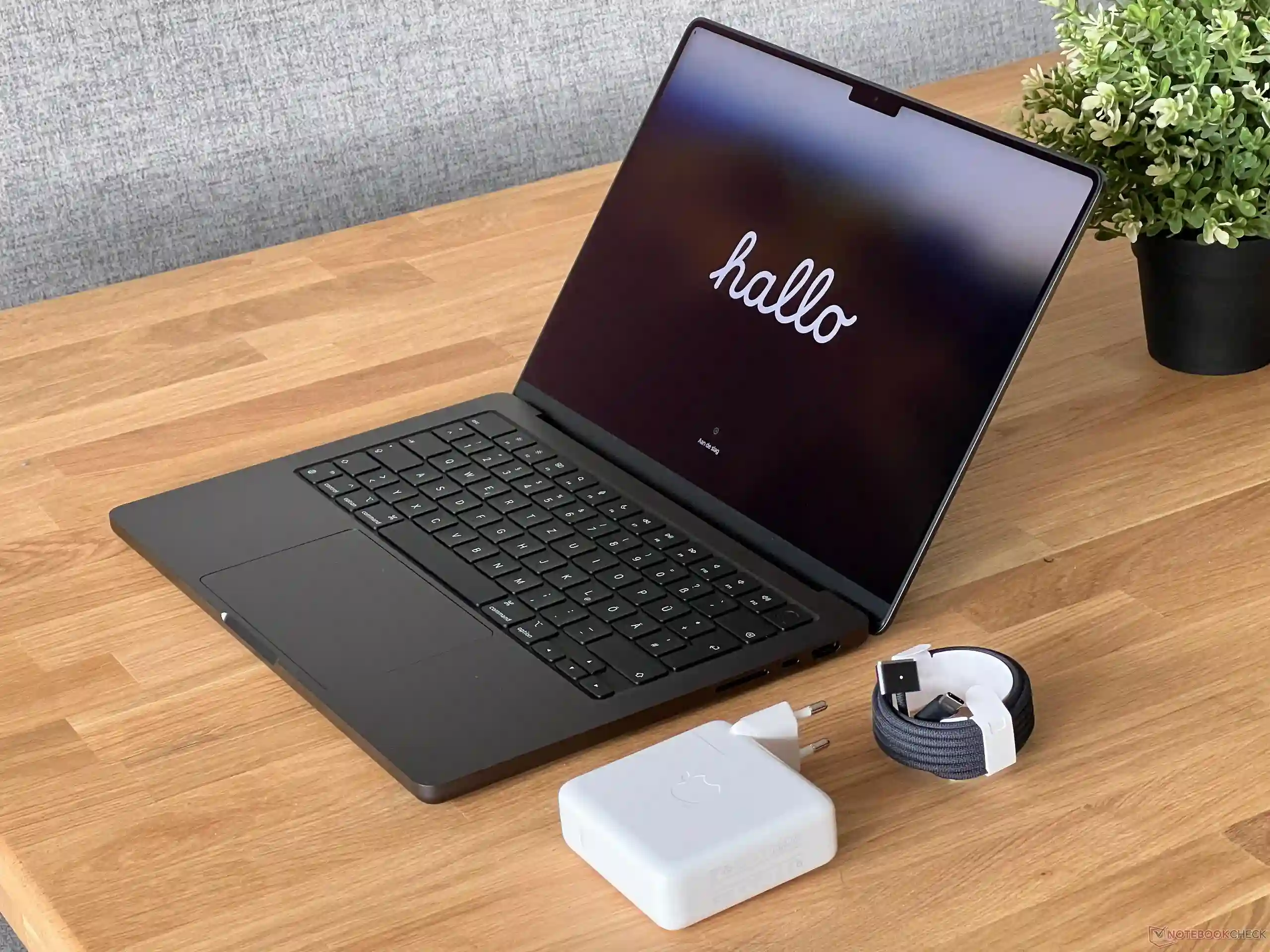 Что с ценами на MacBook в начале 2025 года? Есть достойные скидки