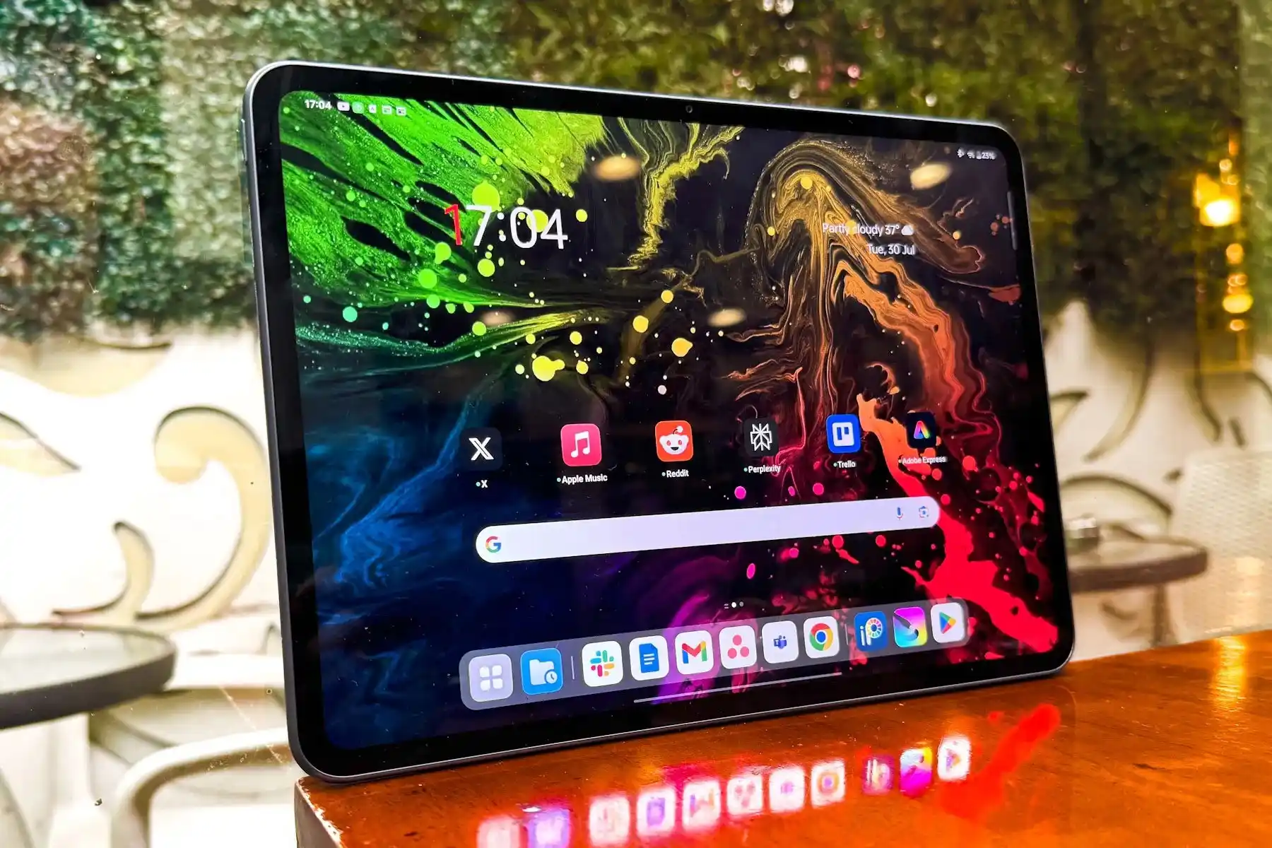 Этот OnePlus — один из лучших Android-планшетов на рынке. Он с легкостью тянет любые игры и заряжается всего за полтора часа 