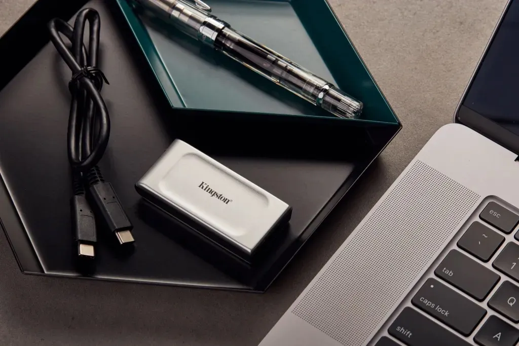 Забираем компактный внешний SSD от Kingston. Работает быстро, стоит недорого