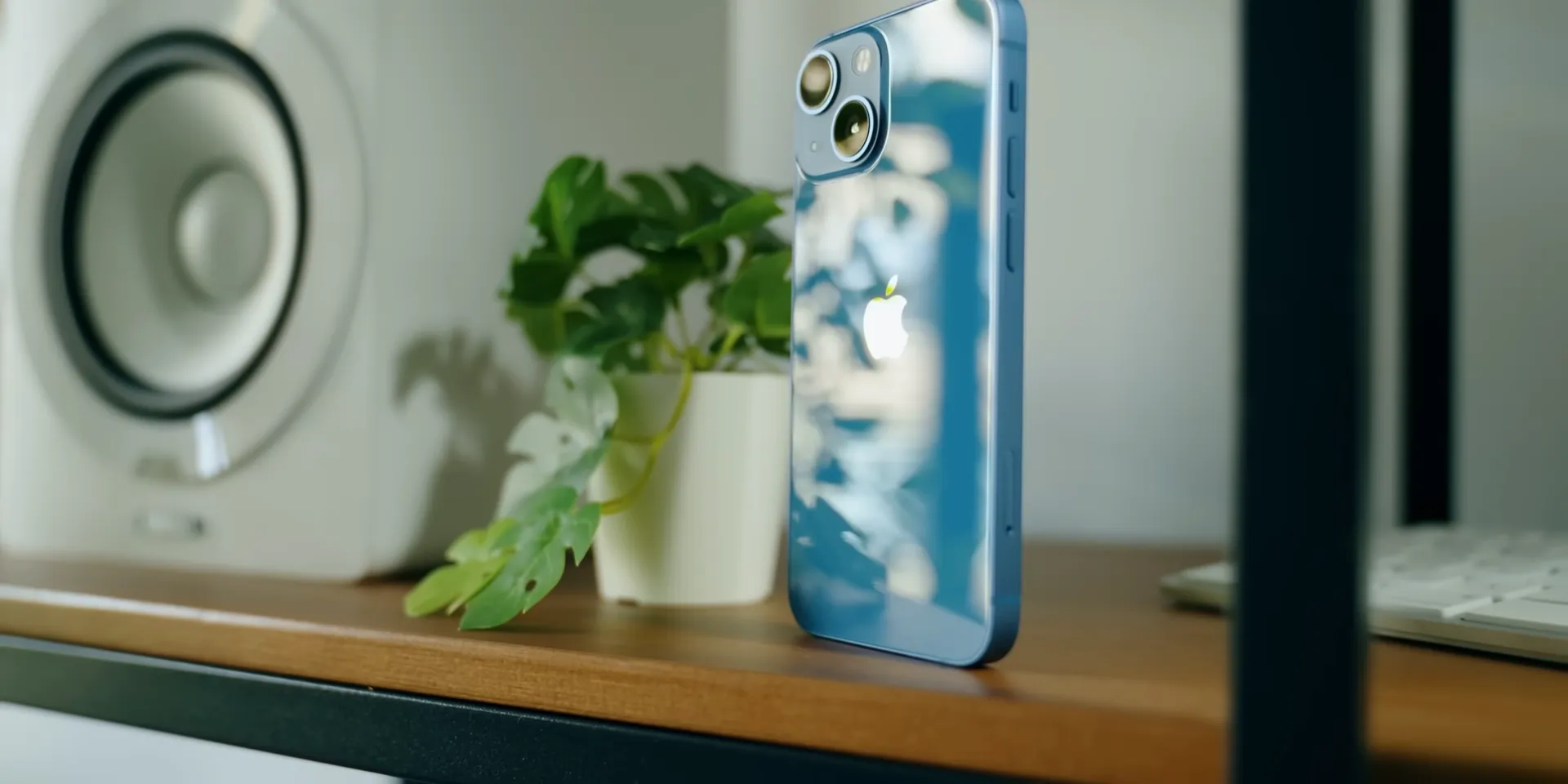 Лучший старый iPhone, который еще можно купить. Это классика с OLED и отличной автономностью