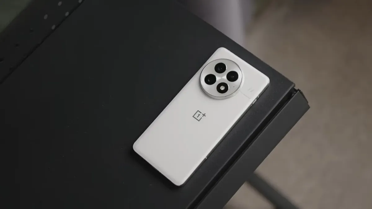 Этот OnePlus — один из лучших девайсов до 50 тысяч рублей. У него мощнейшее железо и гигантская батарея