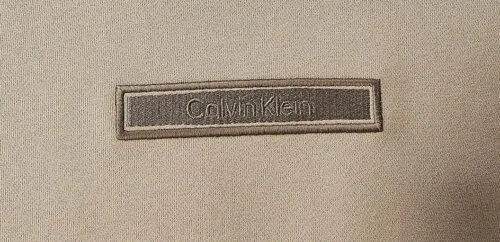3 толстовки от Calvin Klein, которые стоит брать. Эти вещи подешевели на Яндекс Маркете