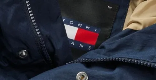 Одежда от Tommy Hilfiger подешевела на Яндекс Маркете. Цена упала в два раза