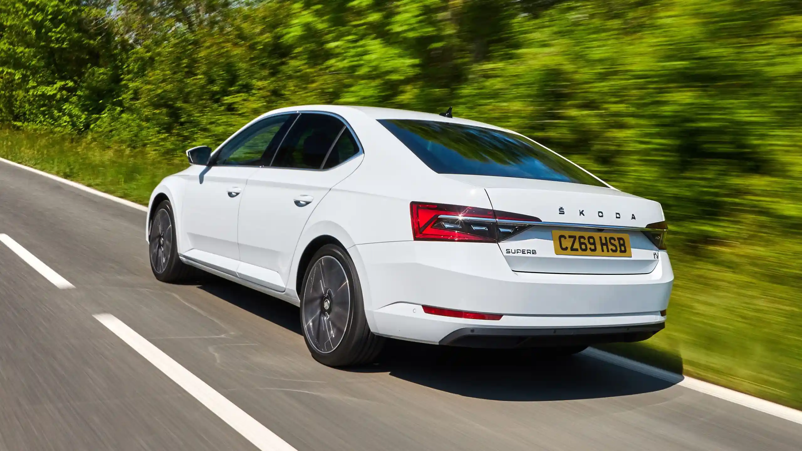 Новейший Skoda Superb появился в России. Вот все цены на премиальный лифтбэк