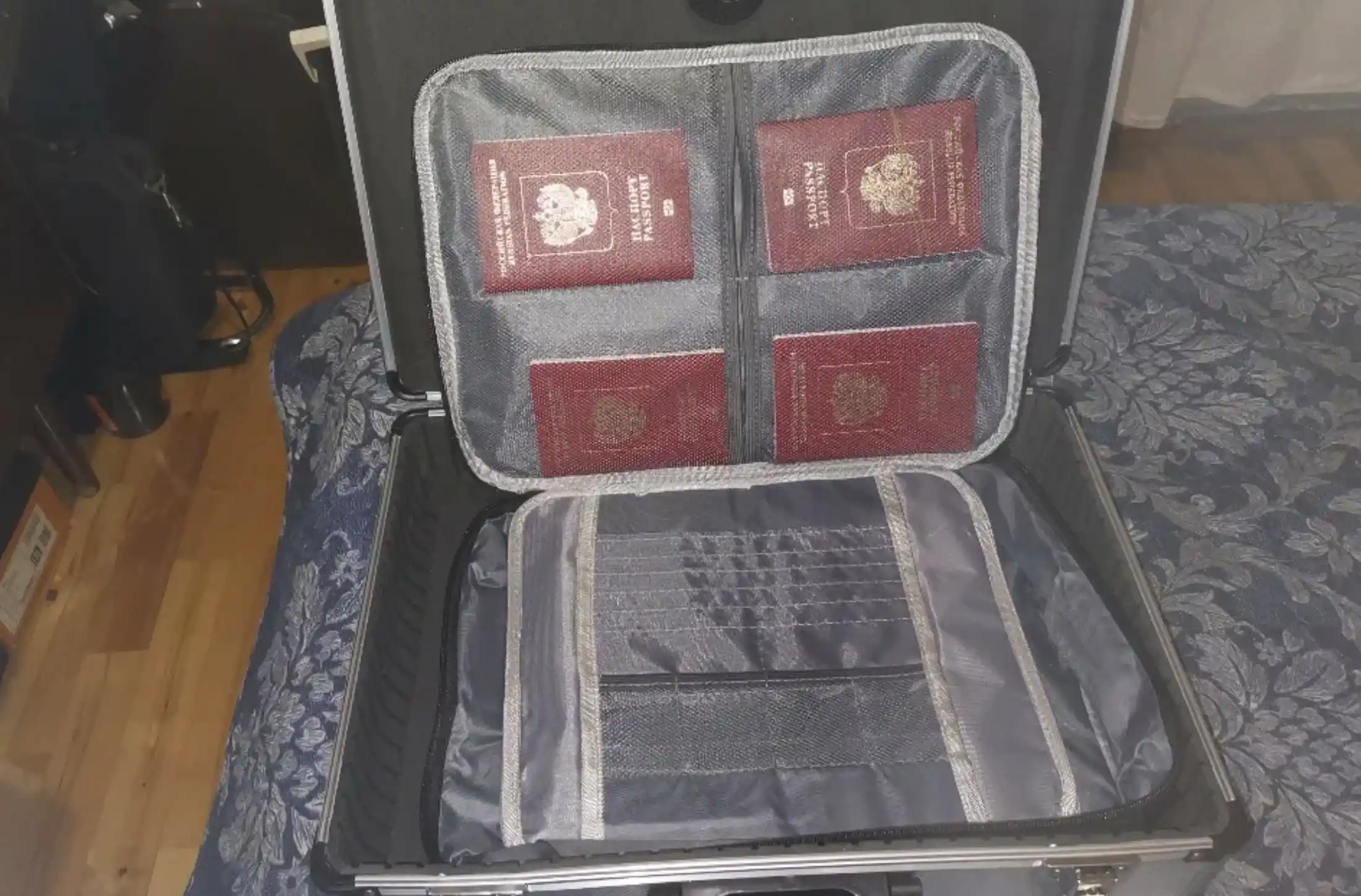 Органайзер для документов стоит какие-то копейки. В случае форс-мажора он спасет ценные вещи и ваше время