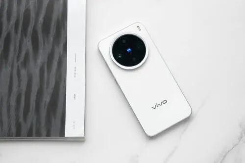 Этот Vivo — один из лучших компактов на рынке. У него шикарный экран, топовое железо и мощный набор камер