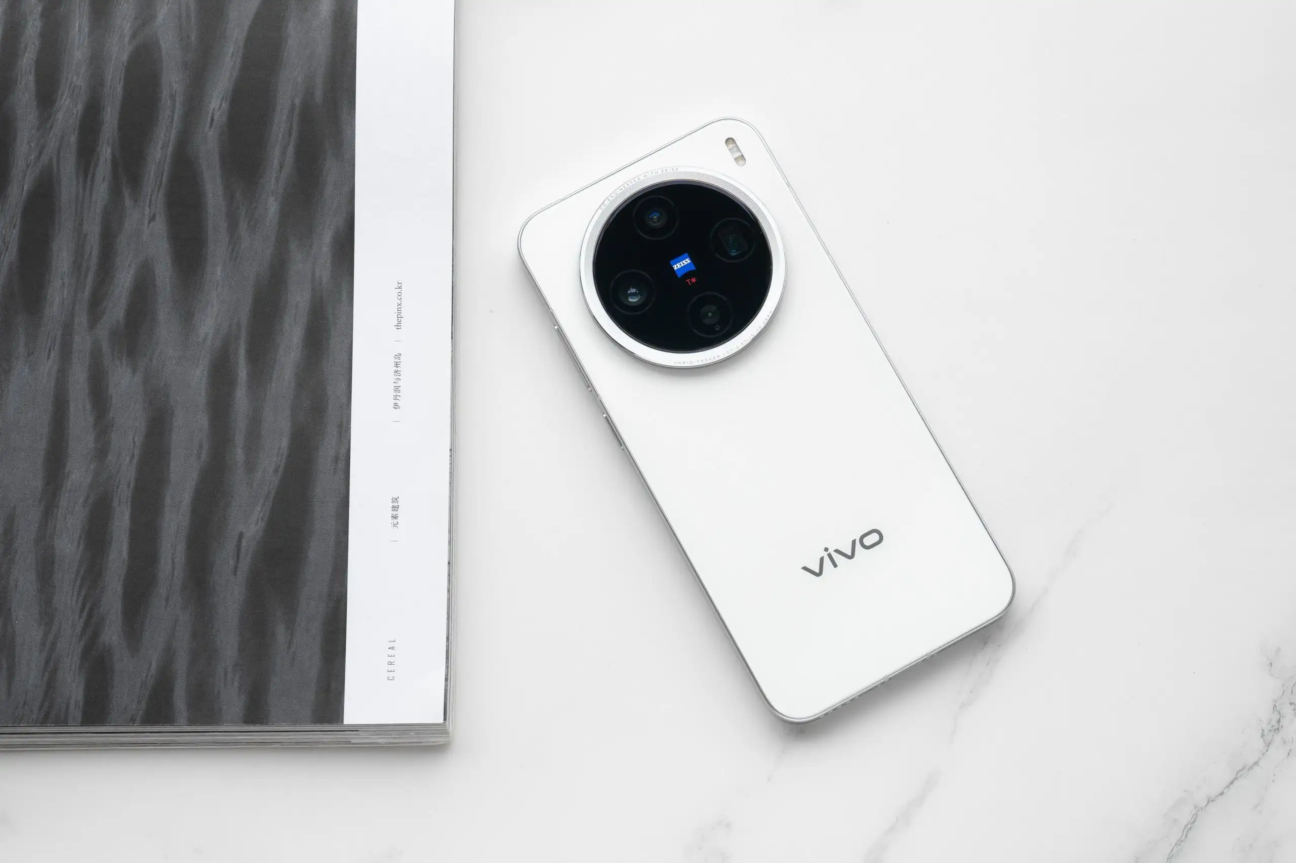 Этот Vivo — один из лучших компактов на рынке. У него шикарный экран, топовое железо и мощный набор камер