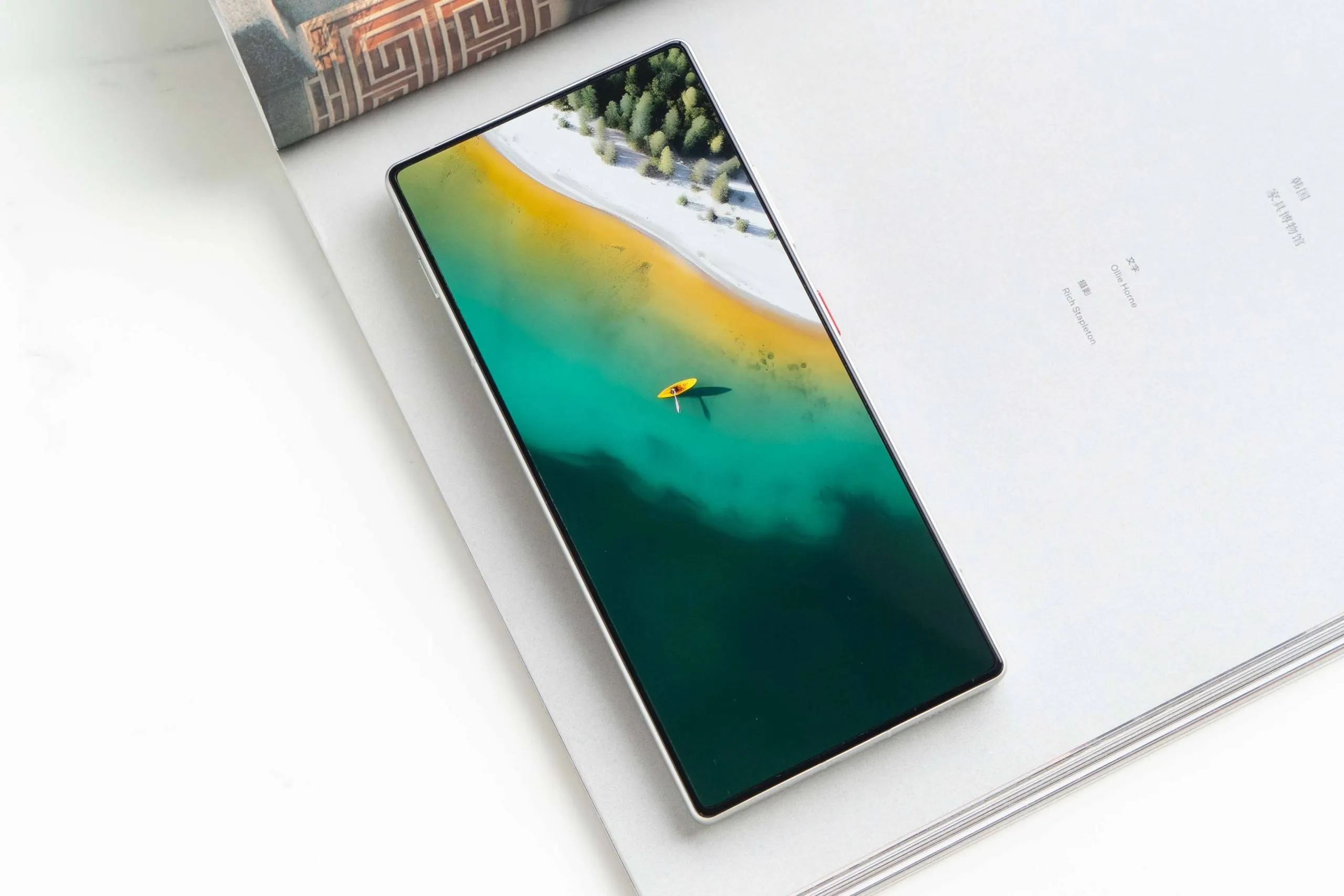 Новейший камерофон ZTE Nubia рухнул в цене. У него шикарный экран, топовая производительность и мощный набор камер 