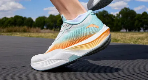Эта обувь от китайцев идеальна для тренировок. Она дешевле, но не хуже Nike и adidas