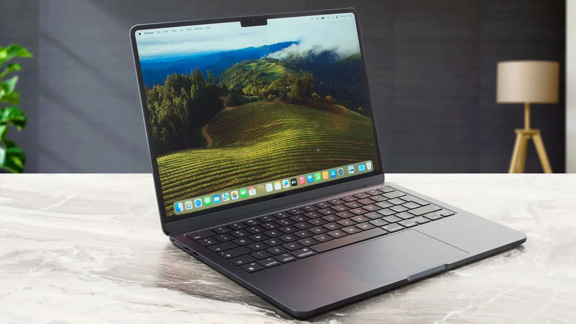 Забираем лучший MacBook Air по минимальной цене. Он очень мощный, лёгкий и компактный