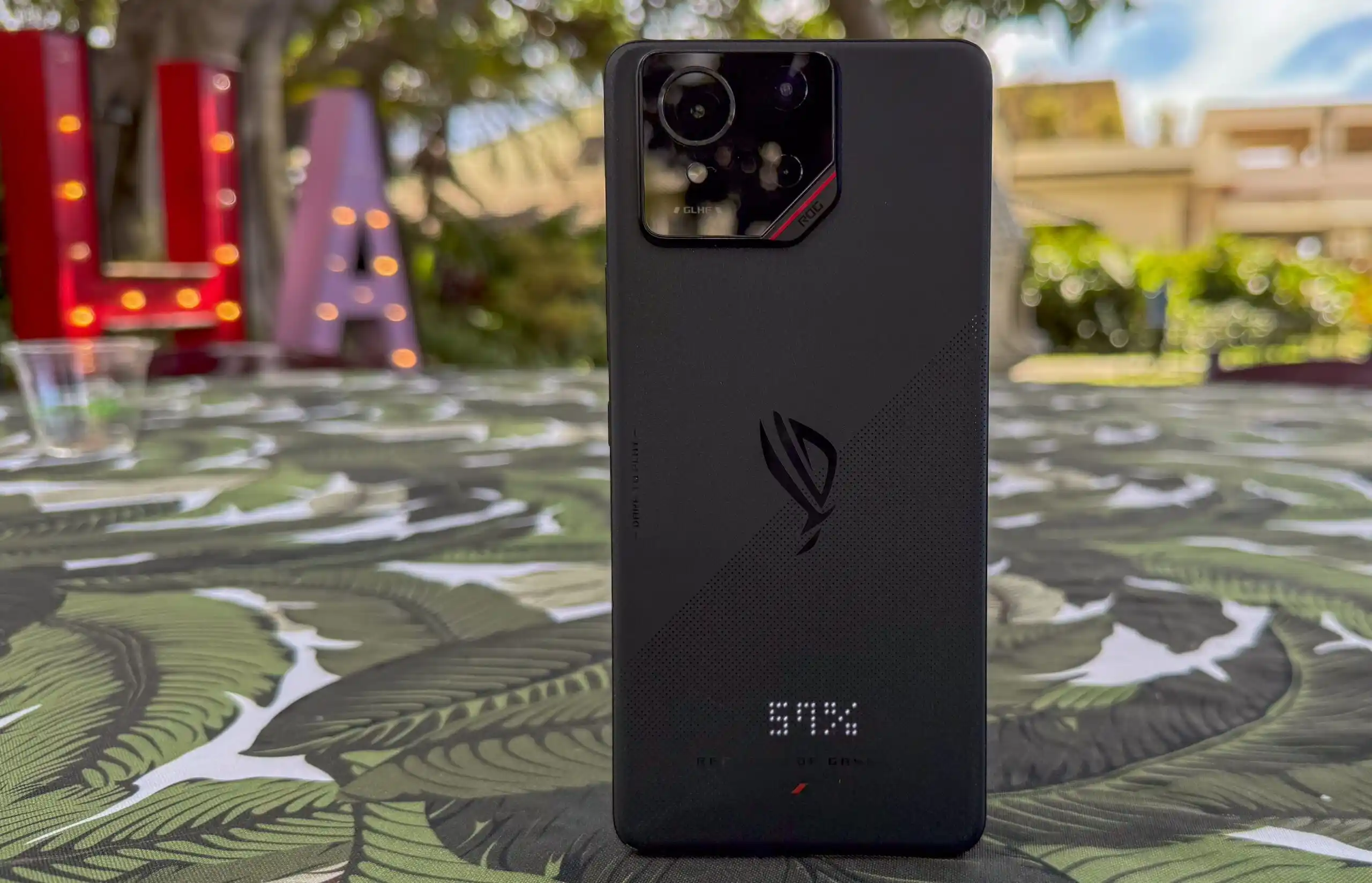 5 смартфонов с необычным дизайном. От бюджетного хита Tecno до игрового Asus