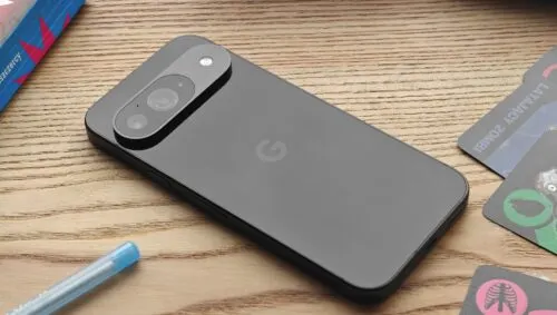 Google Pixel 9 подешевел почти в два раза. Это один из лучших компактов за свои деньги