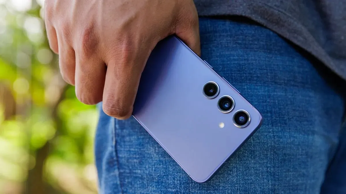 Samsung Galaxy S25 впервые мощно подешевел в России. Брать или нет?