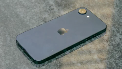 iPhone 16e попал к журналистам. Вот их честное мнение о новинке Apple
