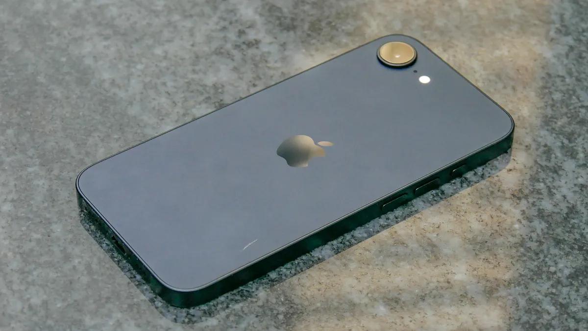 iPhone 16e попал к журналистам. Вот их честное мнение о новинке Apple