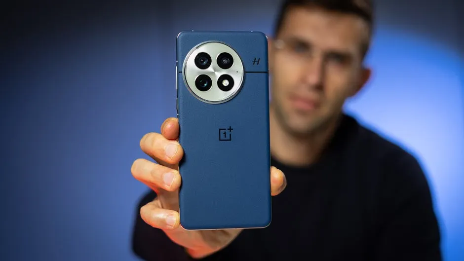 OnePlus 13 появился в России. Элитный флагман с жирной батареей можно забрать с быстрой доставкой
