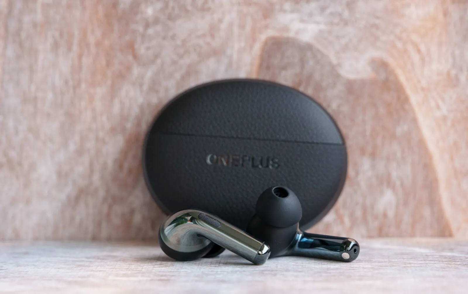 Топовые наушники OnePlus подешевели на Маркете. Это настоящие убийцы AirPods Pro 2 