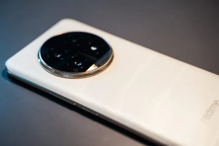 Realme 13 Pro+ внезапно подешевел на Маркете. Теперь его точно стоит брать