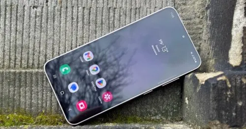 «Лучший компактный смартфон». Бессмертный хит Samsung Galaxy отдают за бесценок 