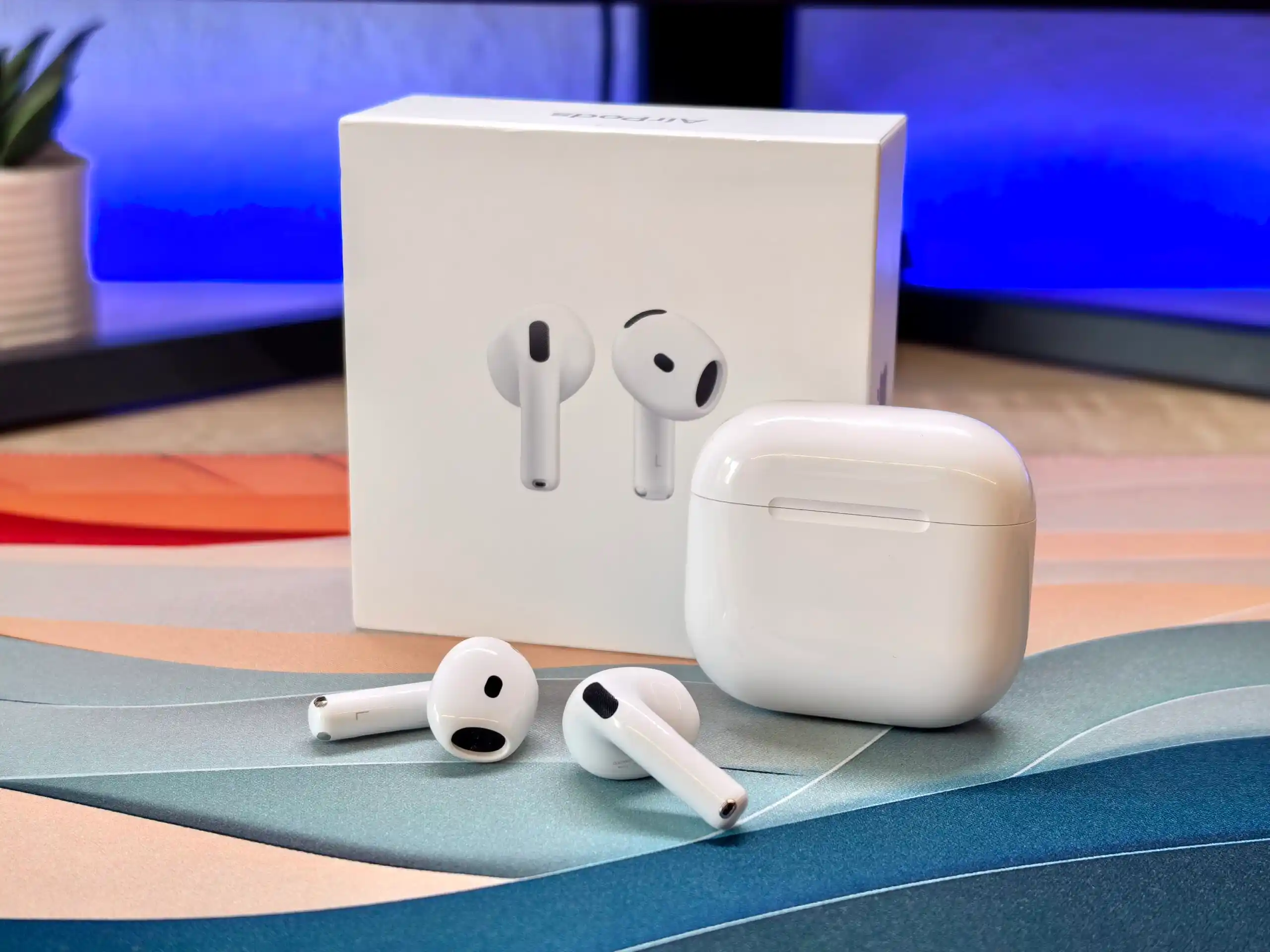 AirPods 4 сливают за бесценок. У них шикарная эргономика, отличный звук и куча полезных фишек 