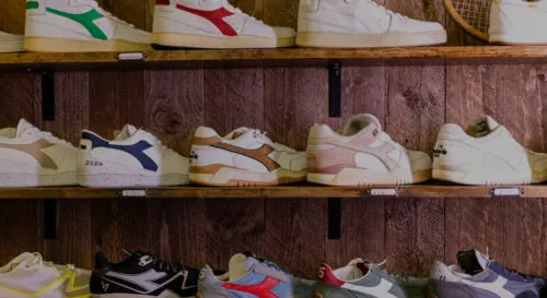 Эти кроссовки от Diadora можно забрать с сочными скидками. Итальянский бренд убирает конкурентов