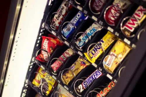Из вендинговых аппаратов в России пропала часть газировок. Напитки нельзя купить без паспорта