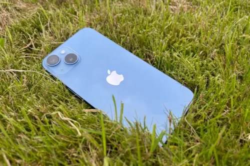 Нашли лучший бюджетный iPhone в России. Это не 16e