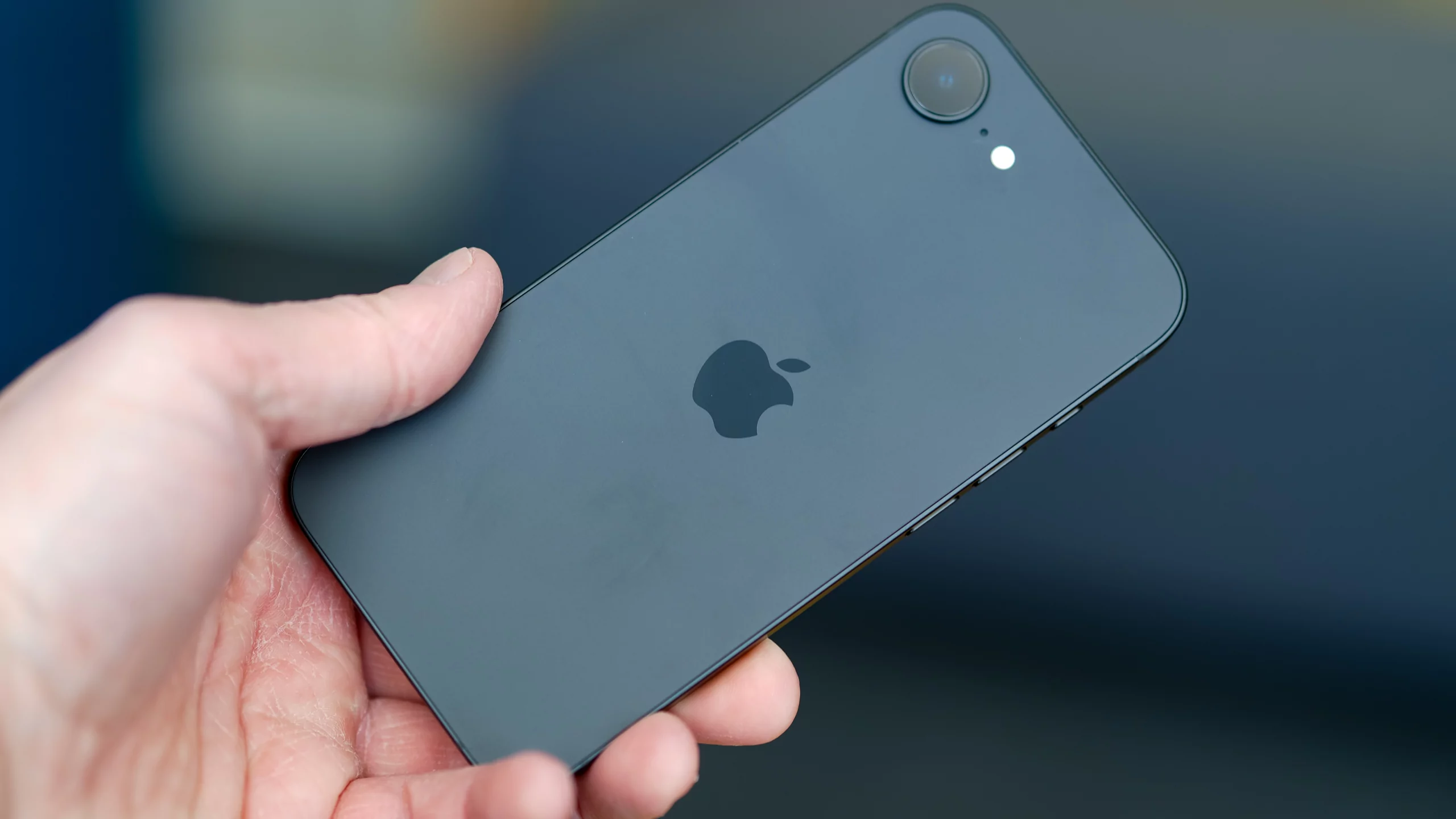 iPhone 16e сравнили с двумя конкурентами. Новинка победила