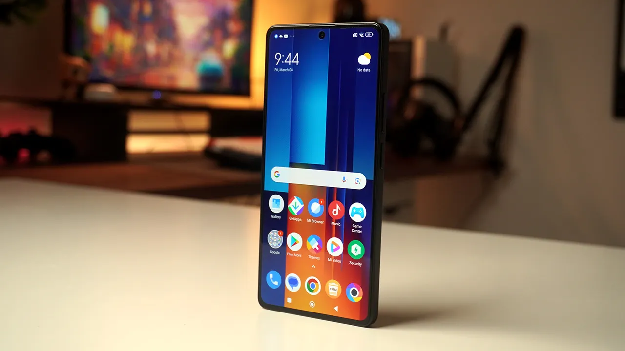 «Работает быстрее флагманов». Главный бюджетник Xiaomi Poco рухнул в цене 