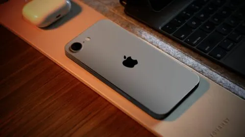 iPhone 16e стал бестселлером в России. Люди полюбили его продвинутую версию