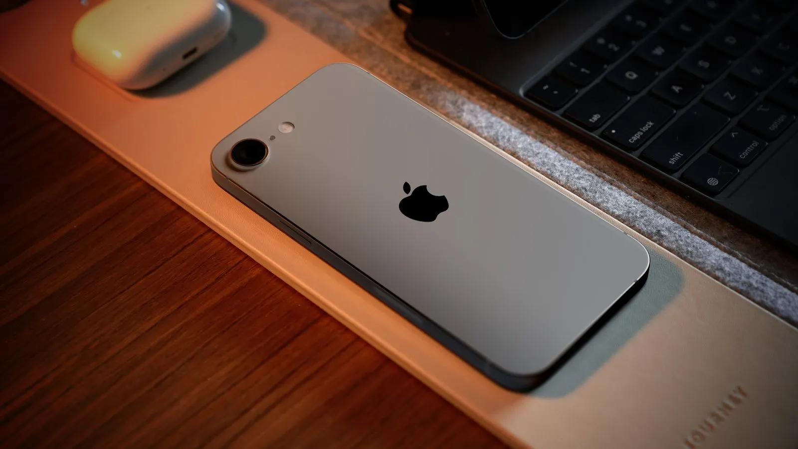 iPhone 16e стал бестселлером в России. Люди полюбили его продвинутую версию