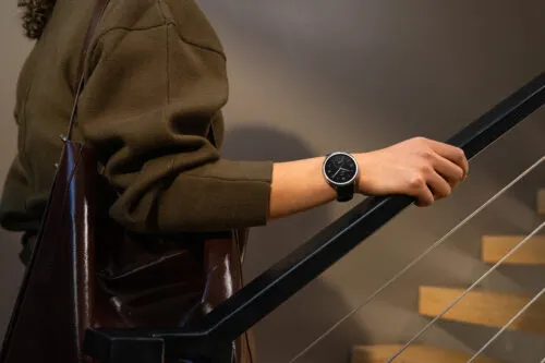 Новейшие Amazfit Active 2R появились в России. У часов стальной корпус, GPS и яркий AMOLED-дисплей