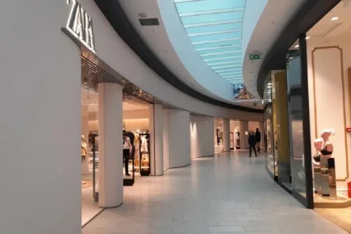 Zara регистрирует в России 13 новых брендов. Масс-маркет готовится к возвращению?