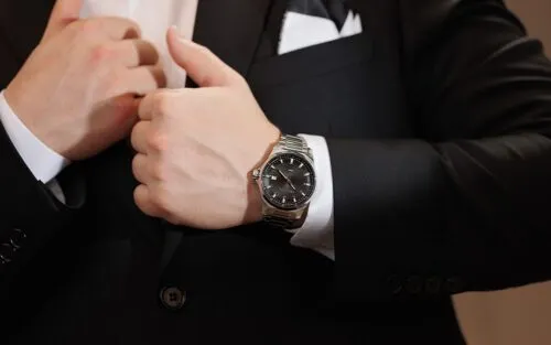 6 солидных мужских часов от российских брендов. От практичного «Космоса» до культовой «Молнии»