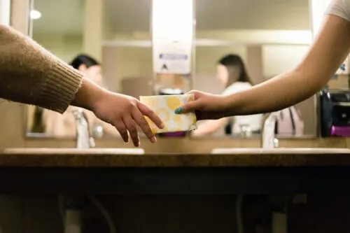 Должны ли в кафе и ресторанах класть прокладки? К спору на 1,4 млн просмотров подключилась Ксения Собчак