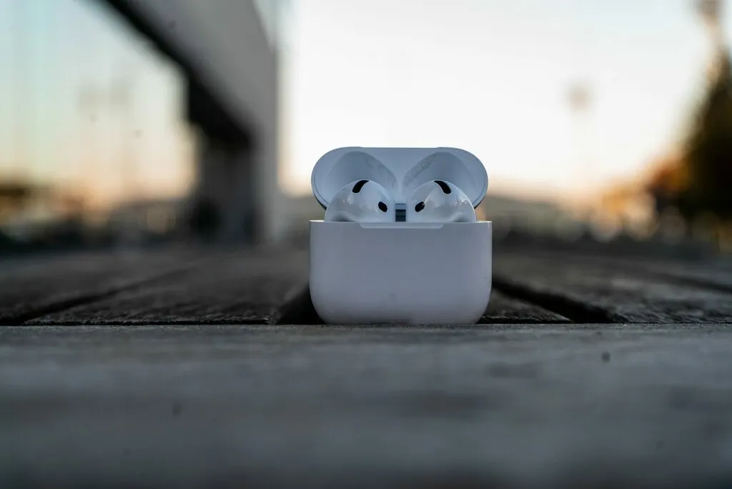 Что круче — AirPods 4 или Samsung Galaxy Buds 3? Сравнение главных наушников-вкладышей