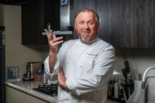 Константин Ивлев уйдет из шоу «Адский шеф» и «На ножах». Повар останется на канале «Пятница!»?